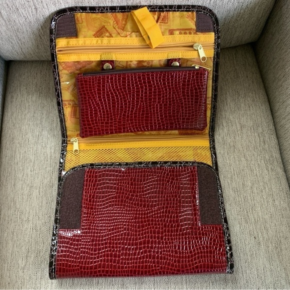 Samantha Brown Toiletry Carry Case - Picture 2 of 8